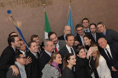 Il governatore del Friuli Venezia Giulia Massimiliano Fedriga con i laureati provenienti da tutto il mondo per partecipare al Corso Origini del Mib. 